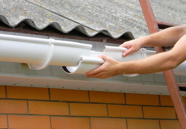 Cost of Gutter Hanging in Columbia